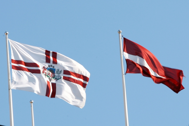 Latvijas un Valsts prezidenta karogi