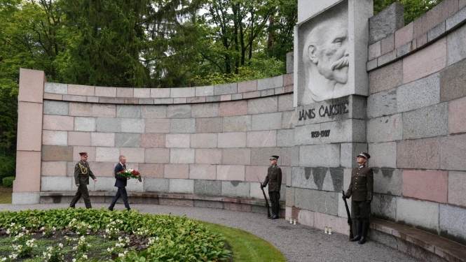 14.09.2024. Ziedu nolikšana pie pirmā Latvijas Valsts prezidenta Jāņa Čakstes (1859 – 1927) kapa pieminekļa, godinot J. Čaksti 165. gadadienā