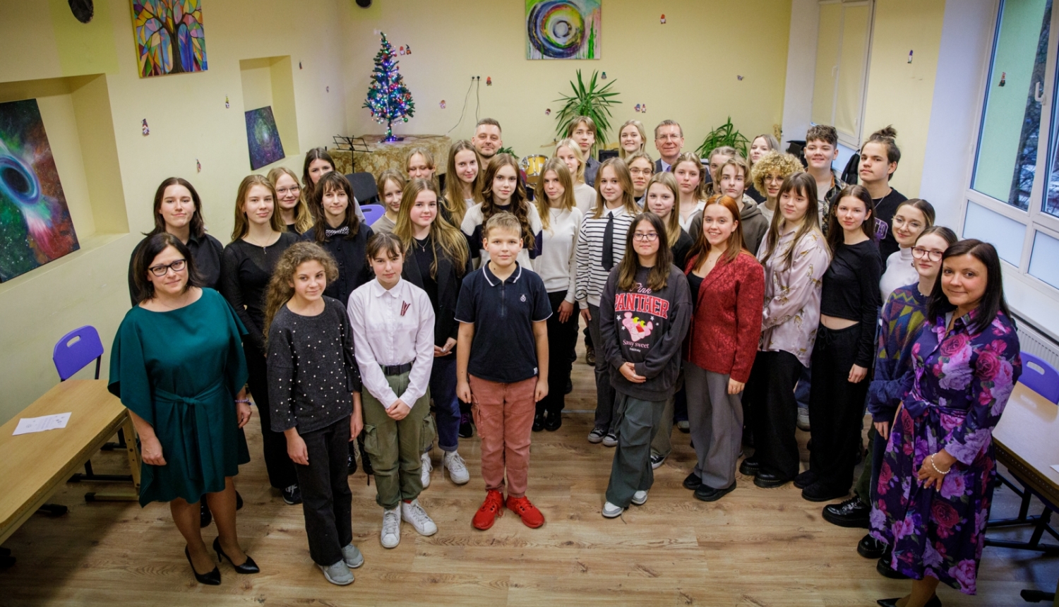 Valsts prezidenta Edgara Rinkēviča dalība Rīgas 45. vidusskolas skolēnu pašpārvaldes raidierakstā "Sarunas bēniņos" un tikšanās ar skolēnu pašpārvaldes skolēniem