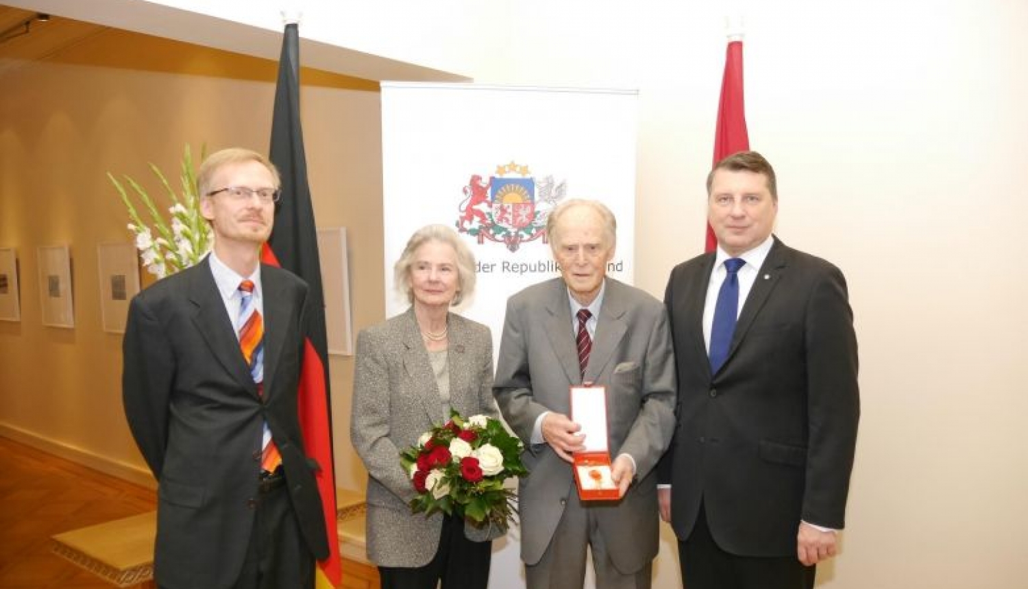 Valsts prezidents pasniedz Atzinības krustu vācu vēsturniekam Ervīnam Oberlenderam