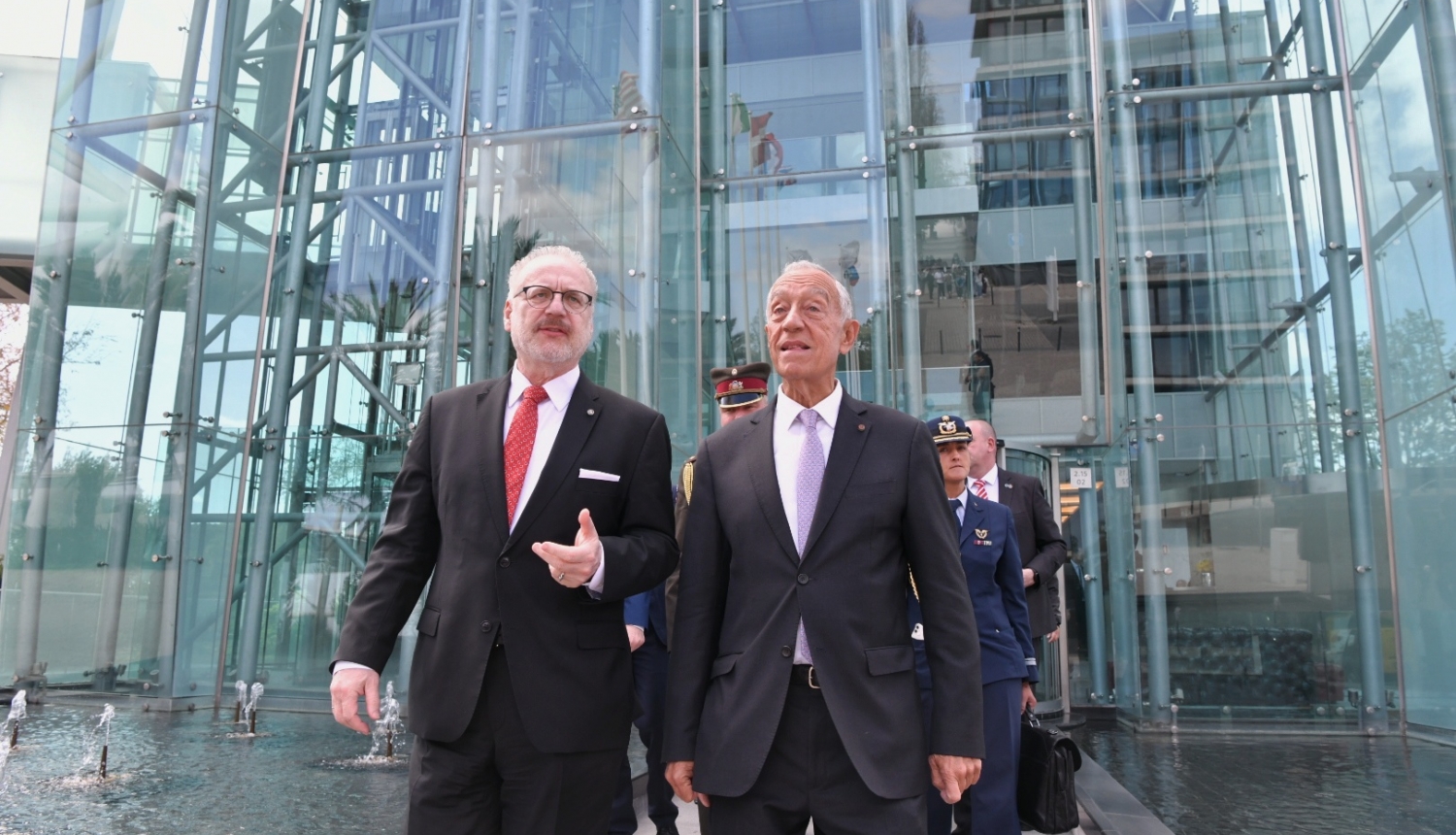 Latvijas un Portugāles prezidenti iet pa stikla gaiteni