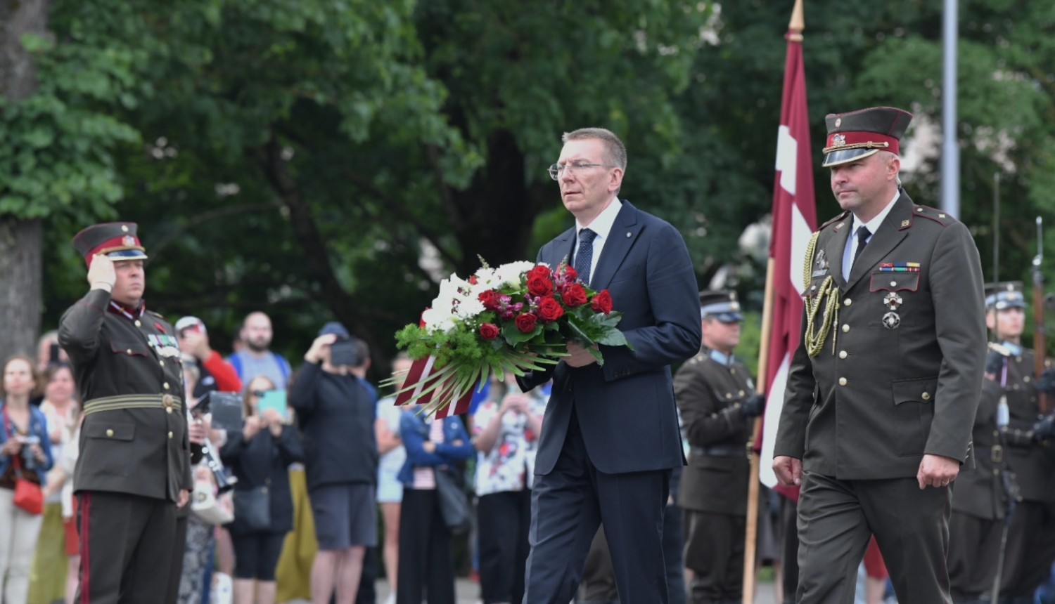 08.07.2023. Valsts prezidents Edgars Rinkēvičs noliek ziedus pie Brīvības pieminekļa