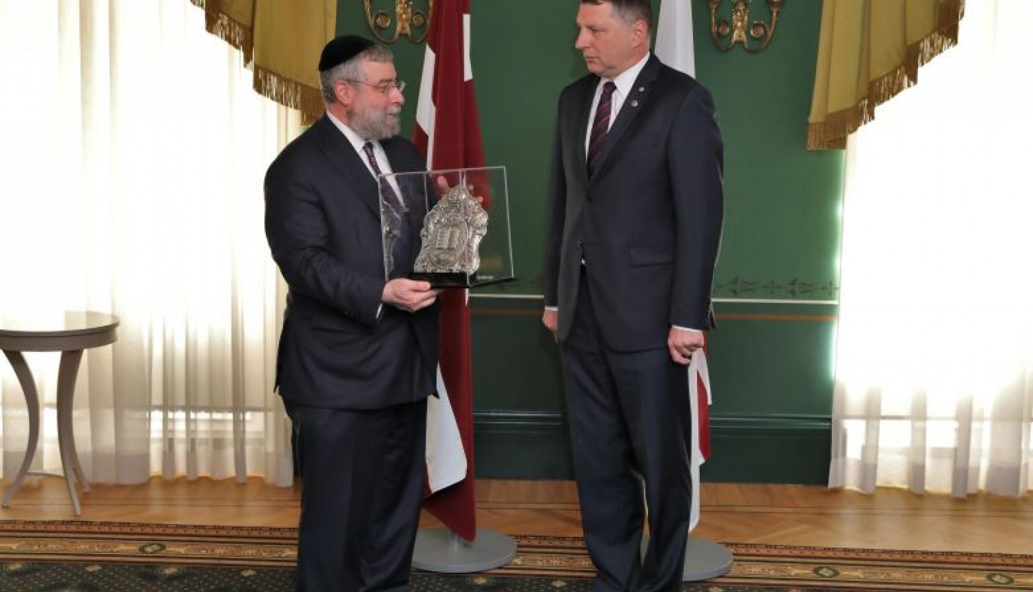 Valsts prezidents saņem Eiropas rabīnu konferences atzinības balvu par reliģiskās brīvības nodrošināšanu un ebreju kopienas atbalstu Latvijā