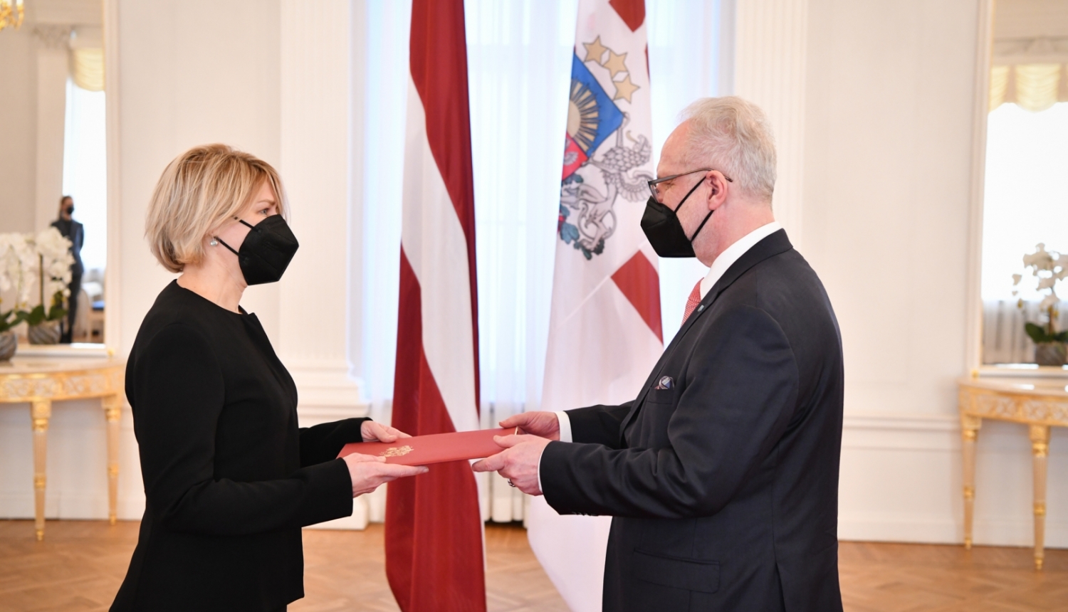 Valsts prezidents Egils Levits pasniedz akreditācijas vēstuli Ievai Briedei, Latvijas Republikas vēstniecei Grieķijas Republikā