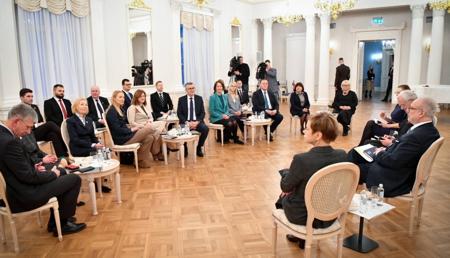 kopskats uz sarunas dalībniekiem Rīgas pils Baltajā zālē