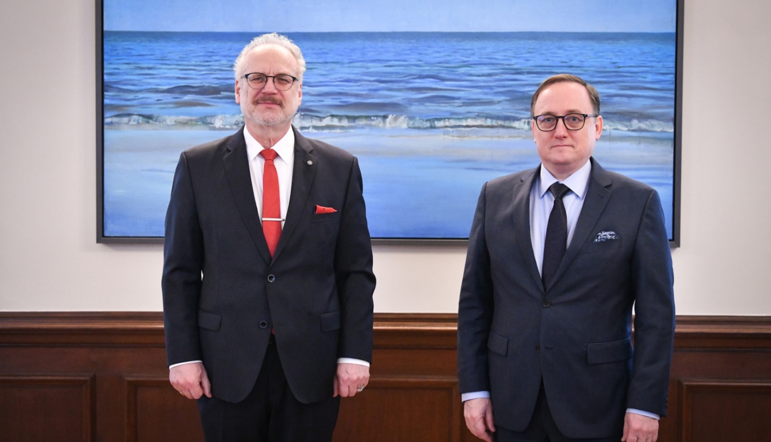 No kreisās: Latvijas Valsts prezidents Egils Levits un Latvijas Bankas vadītājs Mārtiņš Kazāks, tiekoties Rīgas pilī 2023. gada 27. martā. 