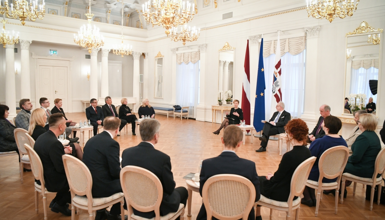 Sarunas dalībnieki Rīgas pils Baltajā zālē