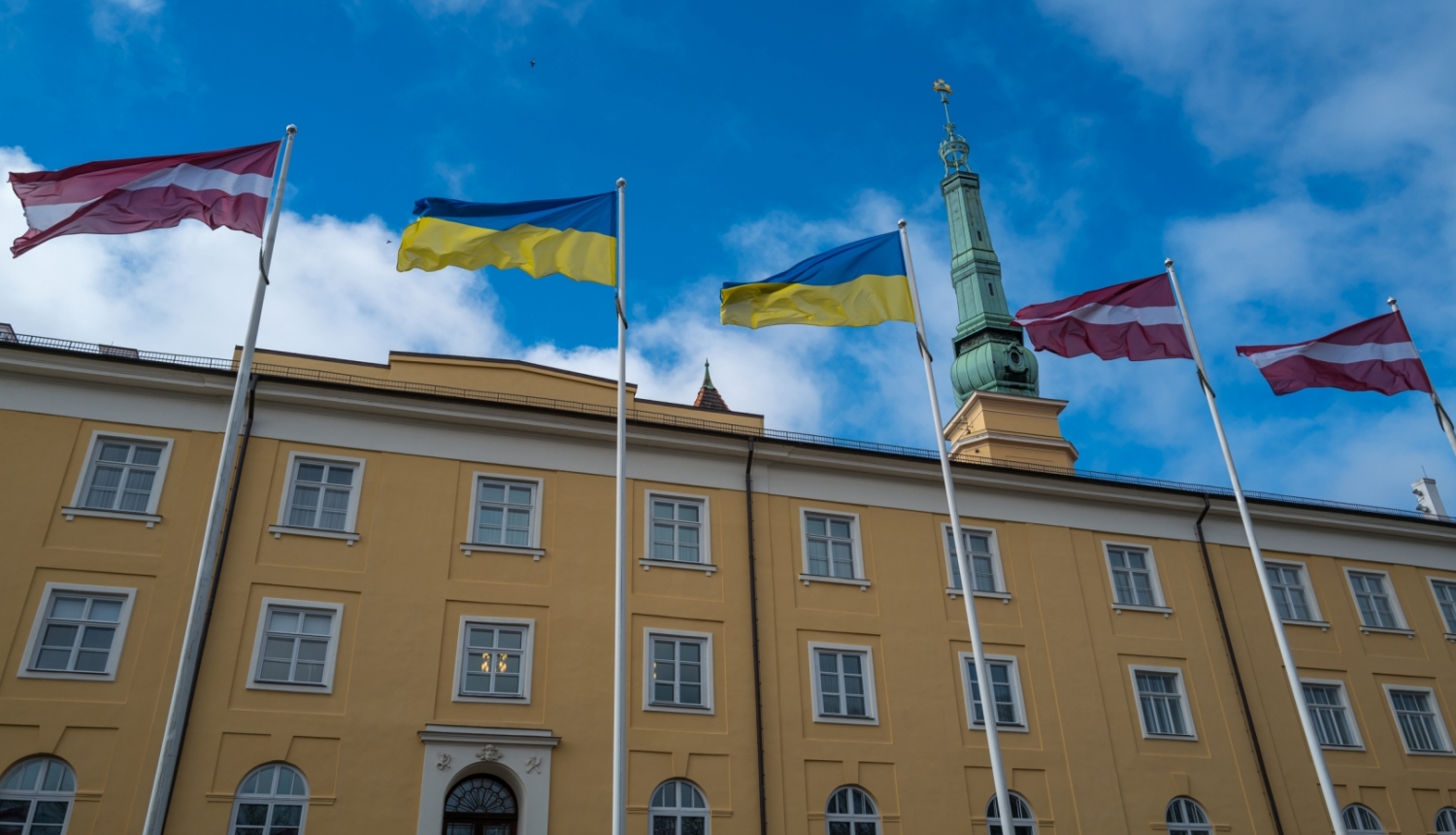 Latvijas un Ukrainas plīvojoši karogi mastos pie Rīgas pils