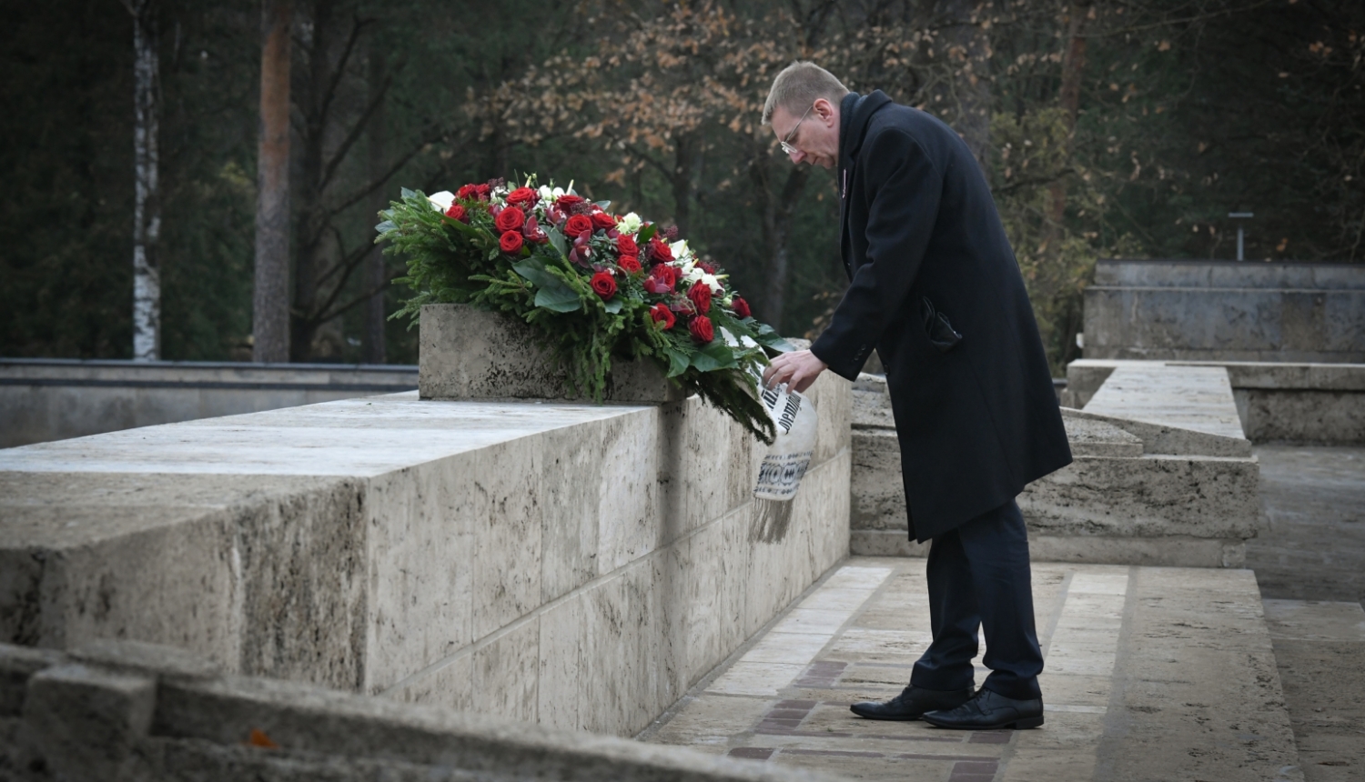 11.11.2023. Valsts prezidents Edgars Rinkēvičs, godinot Latvijas brīvības cīnītājus, noliek vainagu Rīgas Brāļu kapos