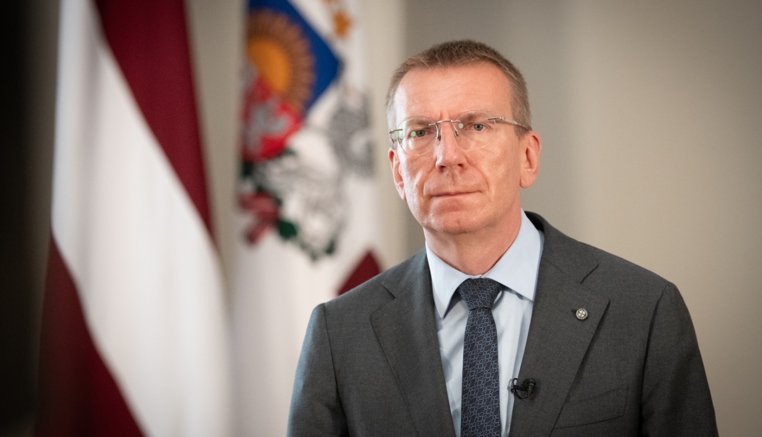 Valsts prezidents Edgars Rinkēvičs Rīgas pils Ģerboņu zālē - fonā Latvijas karogs un Valsts prezidenta standarts. 