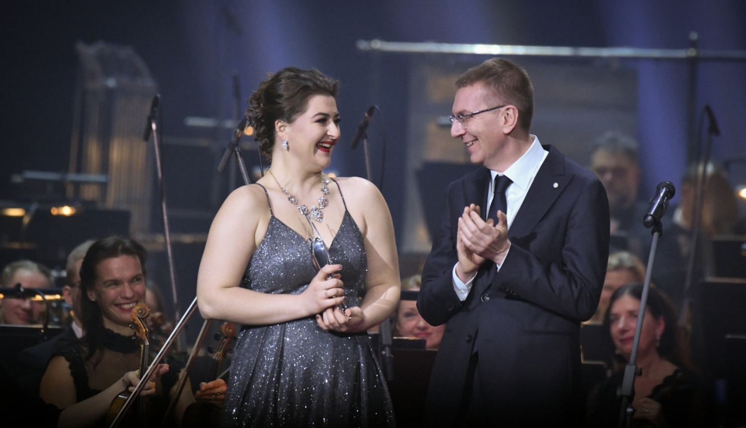 Valsts prezidents Edgars Rinkēvičs Lielajā mūzikas balvā apsveic gada jauno mūziķi – dziedātāju Katrīnu Paulu Felsbergu