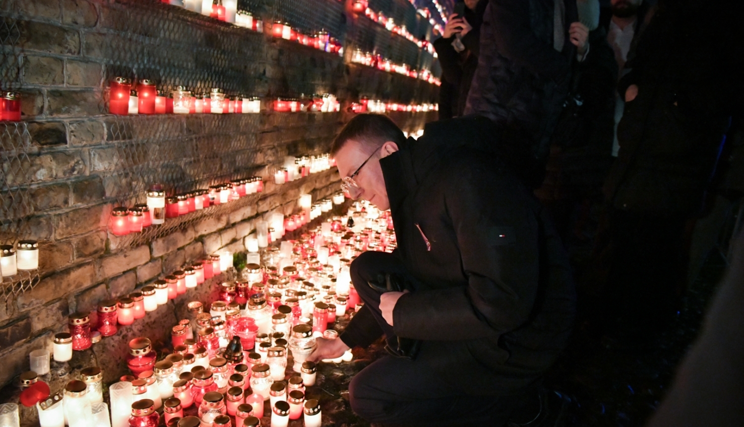 11.11.2023. Valsts prezidents Edgars Rinkēvičs, godinot Latvijas brīvības cīnītājus, noliek svecīti 11. novembra krastmalā