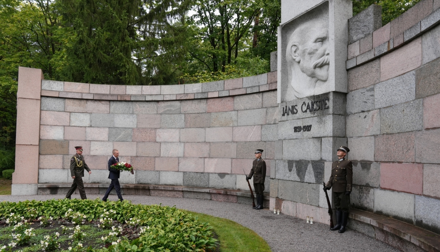 14.09.2024. Ziedu nolikšana pie pirmā Latvijas Valsts prezidenta Jāņa Čakstes (1859 – 1927) kapa pieminekļa, godinot J. Čaksti 165. gadadienā