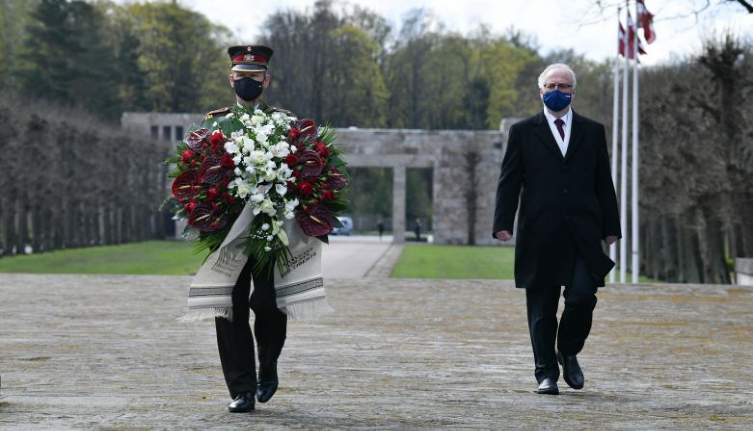 Valsts prezidents Egils Levits godina Nacisma sagrāves un Otrā pasaules kara upuru piemiņu un noliek vainagu Rīgas Brāļu kapos